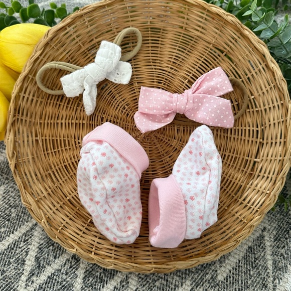 Carter’s 3 month baby girl booties & two matching girly hairpieces - Picture 4 of 10